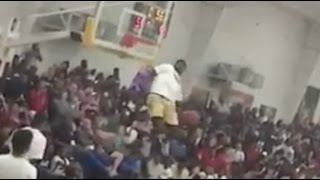 Zion Williamson throws down 360 pullback jam
