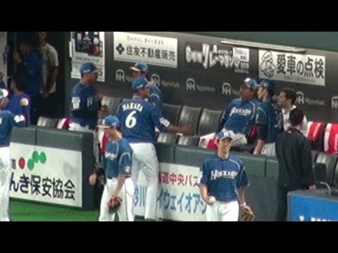 180503 中田翔から握手を求められるも拒否をする石井一成