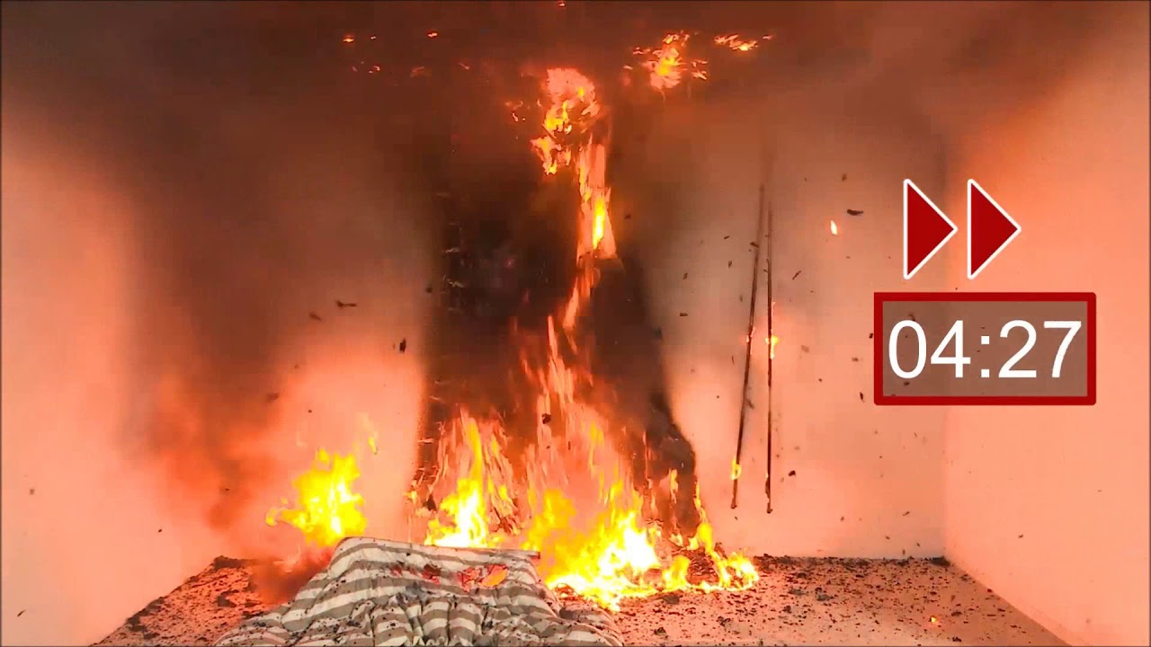 カーテン着火から建物火災へ