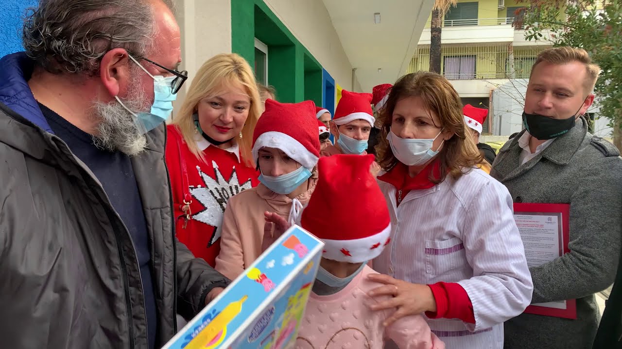 Влера. Агентство недвижимости EstateAll и бюро экскурсий AlbaniAll помогают детям-сиротам.