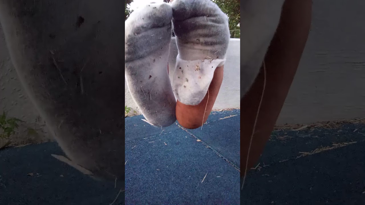 Pretty Girl shows feet