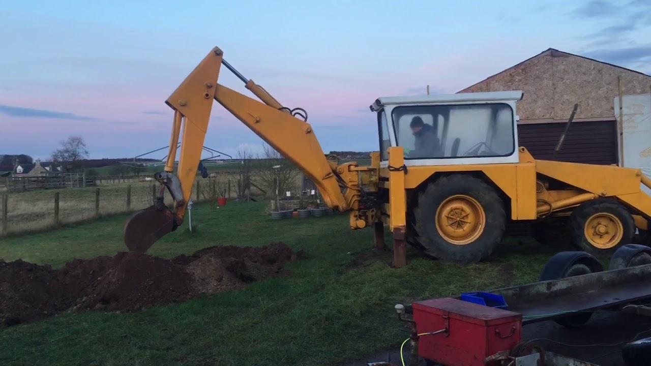 1972 JCB 3D digging track for water main - YouTube