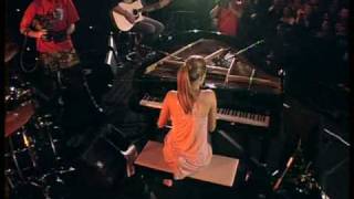 Delta Goodrem - Lost Without You (Live at V HQ) 2003