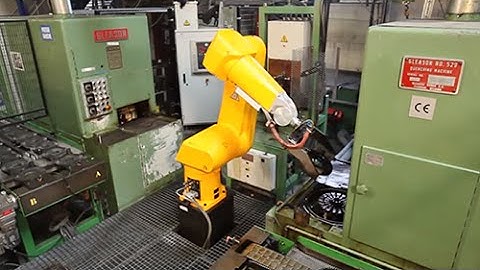 Machine tending between 2 machines with a Stäubli RX160 robot
