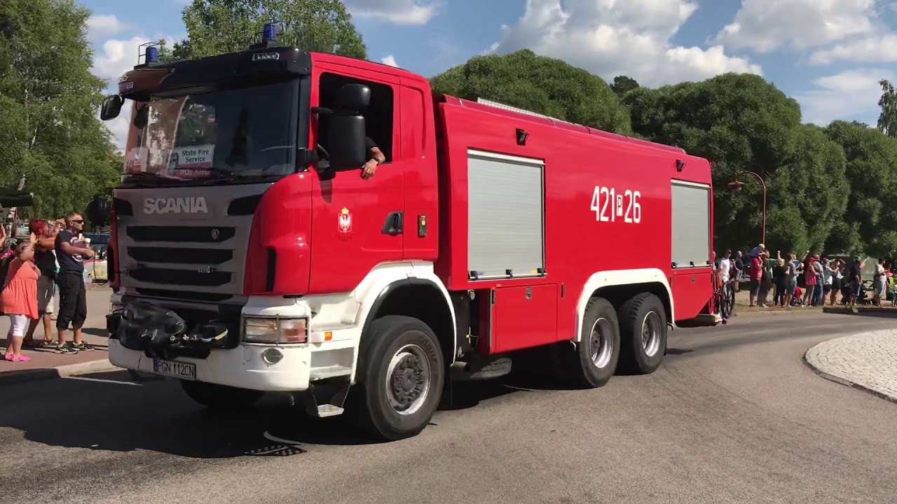 Polska brandmännen mottas som hjältar när de åker genom Rättvik i Dalarna.