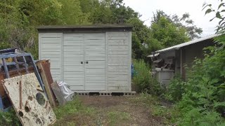 ガラクタ置き場に物置を設置Setting up a storage room in a junkyard