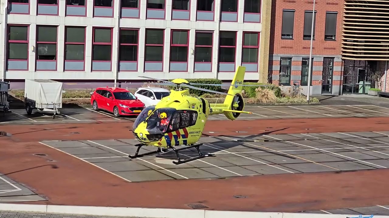 {Take-off} Lifeliner 04 stijgt op na medisch incident in het centrum van Delfzijl