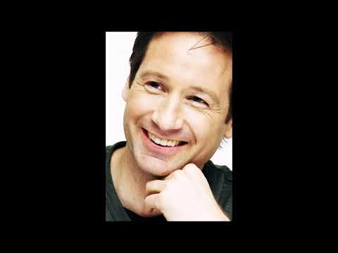 Video: Tulad Ng Pagdiriwang Ni David Duchovny Ng Kanyang Kaarawan