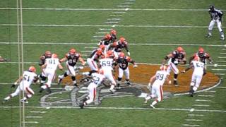 Browns v Bengals: Scott Fujita blows up a lead block, TJ Ward tackles Benson for a loss