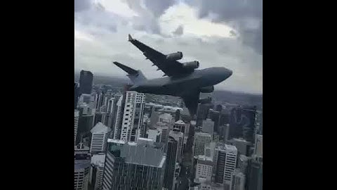 C-17A Globemaster flys low over Woolloongabba & Fortitude Valley