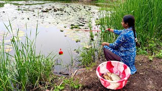 Fishing Video || The beautiful girl is hook fishing in the village pond || Best Hook Fishing
