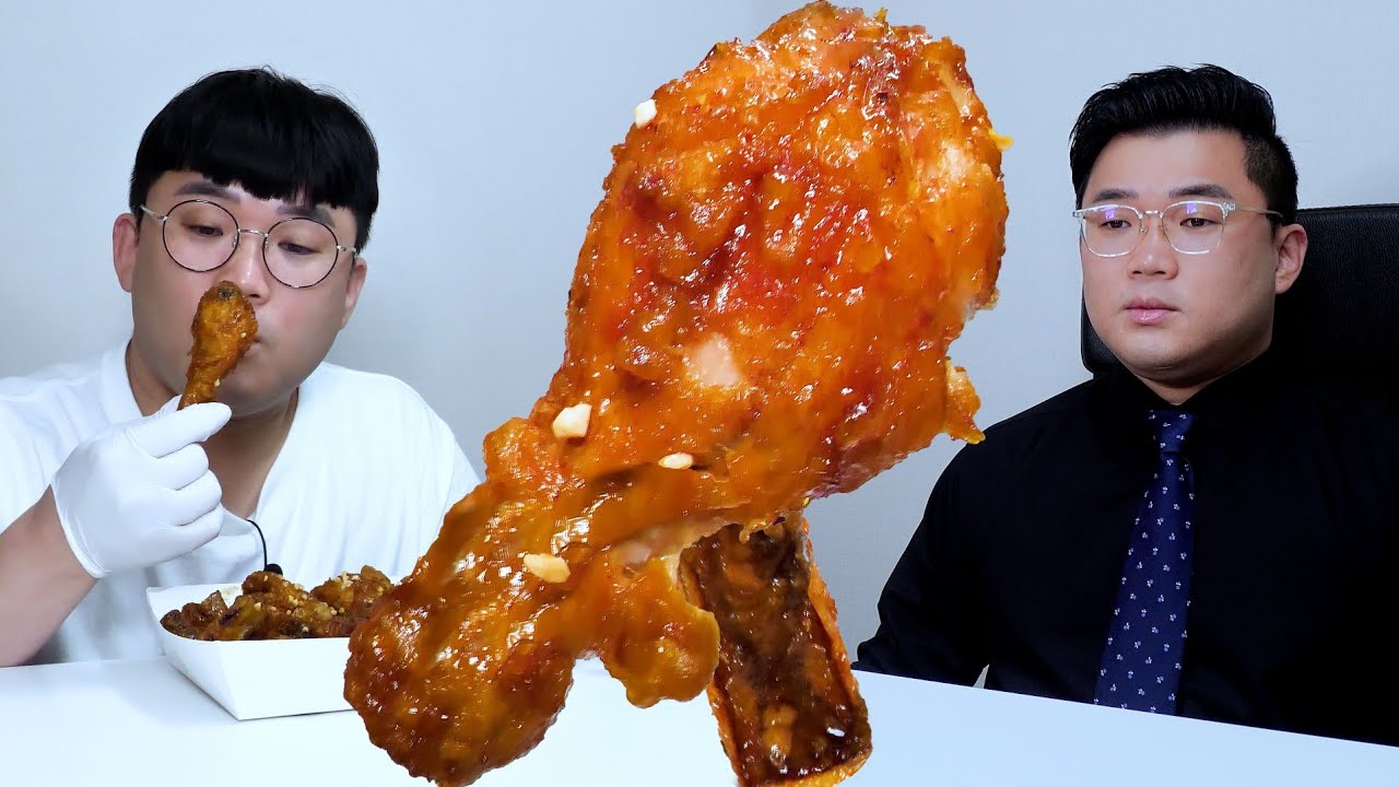 치킨 신제품에 가지가 들어갔다고? 일단 먹어보겠습니다 흑백리뷰