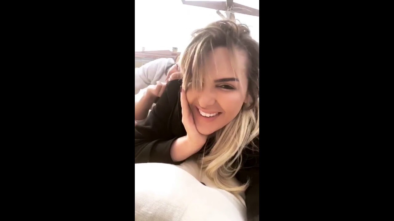 Selin Ciğerci Komşularının Köpekleriyle Boğuştu - YouTube