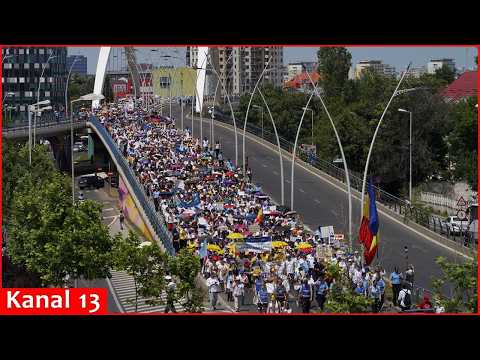 Thousands of teachers and educators protest in Bucharest over new salary laws