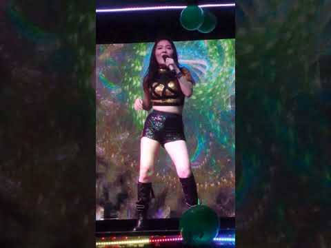 歌星：舞台美少女 津儿：歌曲：火辣辣。