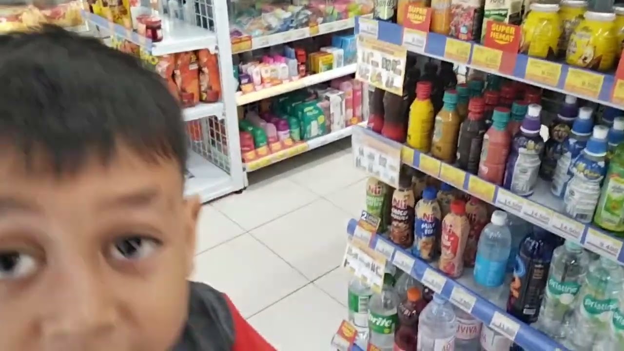 Adek ano belanja di Indomaret 