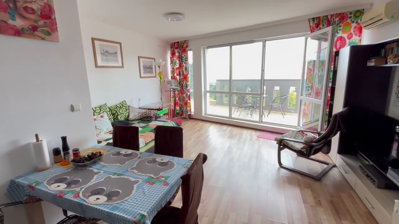 Просторен апартамент с панорамна гледка към морето в жилищна сграда в Равда