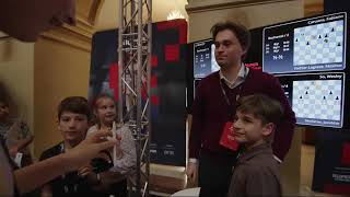 THE MOMENT: Keymer Wins, is Hounded for Autographs | R9 #SuperChessClassicRomania