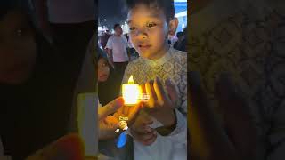 Lilin LED dekoratif dengan cahaya hangat yang menenangkan. Cocok untuk kamar, ruang tamu & dekorasi