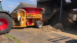 HayBuster H-1030 BIG BITE Tub Grinder Milling Straw with FENDT Tractor