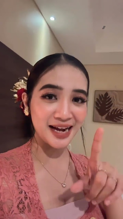 Era Syaqira Cantik Pakai Kebaya