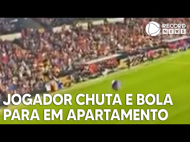 O goleiro chuta a bola no estádio durante um jogo de futebol