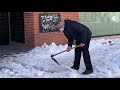 Жители Мадрида чистят улицы от снега сковородками