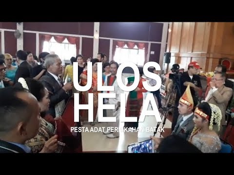 BIKIN HARU Ketika Orangtua (Parboru) Memberi ULOS HELA Di Pesta Adat Pernikahan Batak