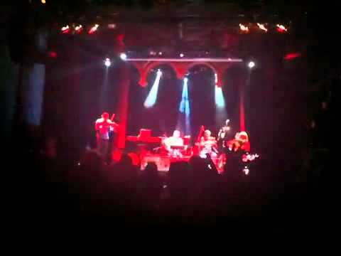 ان عشت فعش حرا او مت كالانهار وقوفا