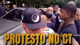 Torcedores do Vasco pressionam jogadores no CT em busca de melhores resultados
