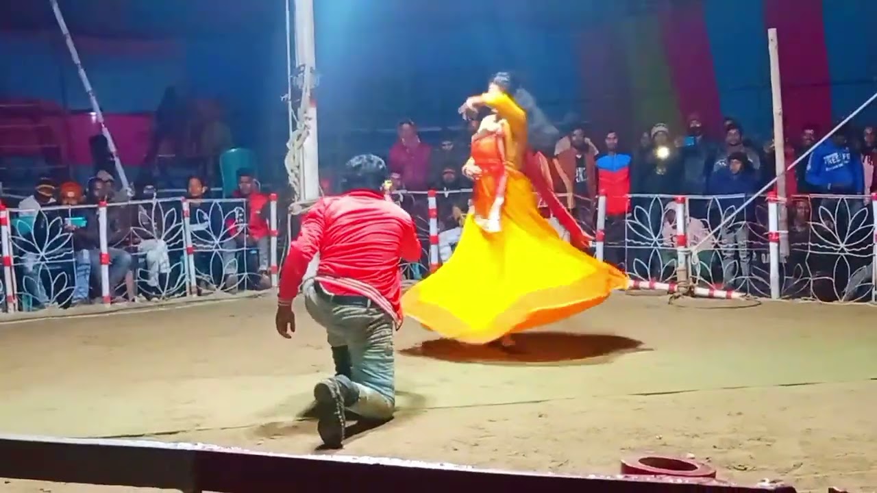 সার্কাস এ চলচিত্র নায়ক সংগ্রাম খান এবং নায়কা মেঘা ডেনচ।