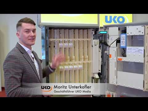 Moritz Unterkofler erklärt den UKOLook 20 Zigarettenautomaten im Innenbereich