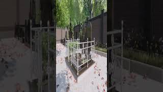 Комбинированный памятник из светлого мрамора и черного гранита с цветником и вазой