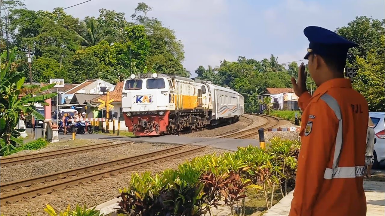AKSI BALAS MEMBALAS SALAM ANTARA PETUGAS JPL SAMA MASINIS KERETA API DITIKUNGAN