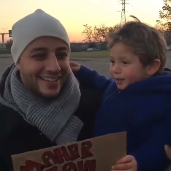Maher Zain and his son Abdullah Maher Zain singing Ramadan ❤❤MashaAllah ❤ His son is sooo cute