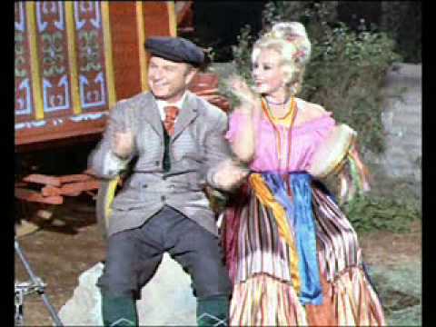 Eddie Albert sings "Turkey in the Straw" and "Old ...