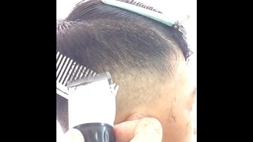 Handgeknipt haar, witte uitgroei, korte pony. Herenkapsel. #vulee #herenkapsel #kapsel #barbier #...