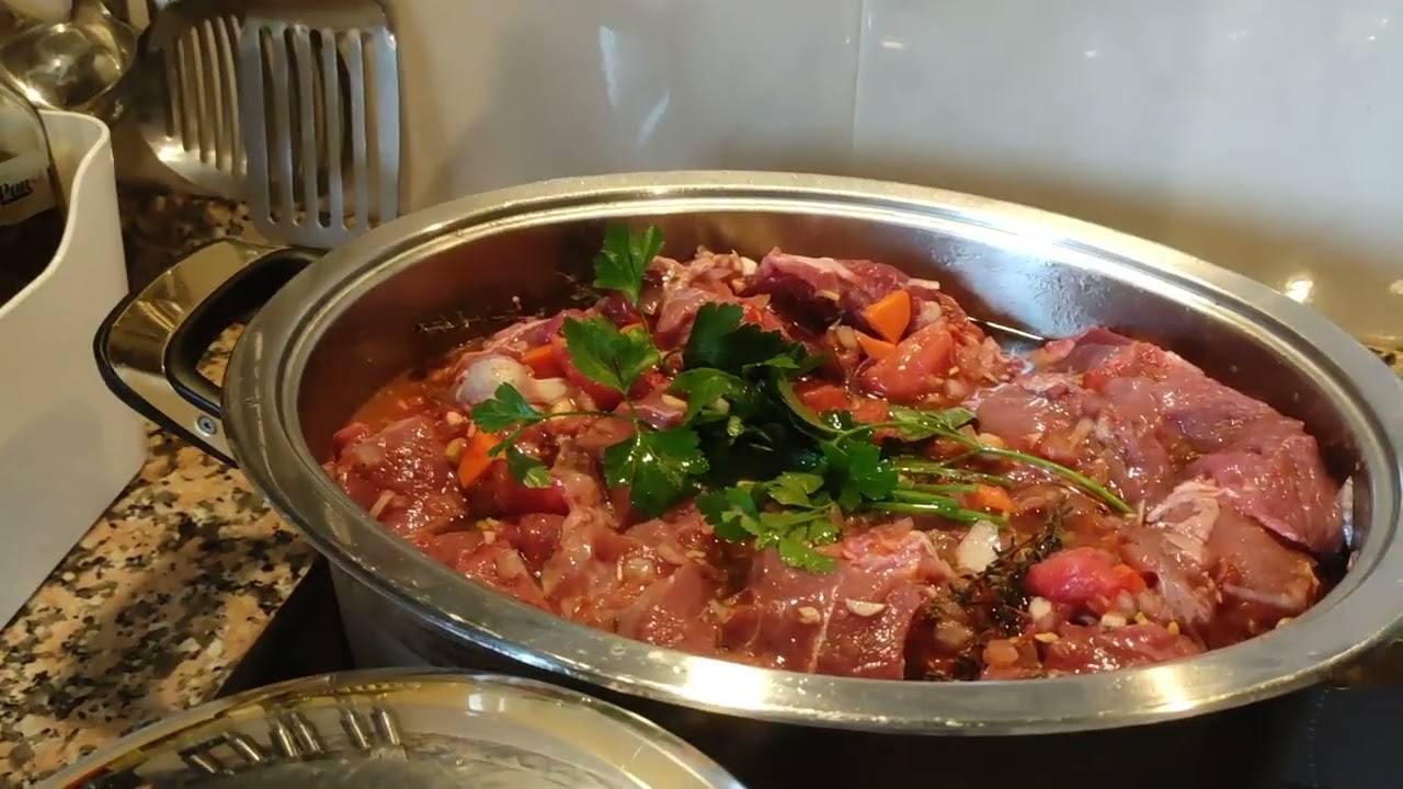 Hoje há festa na aldeia , e nós fizemos chanfana para o almoço como manda a tradição.