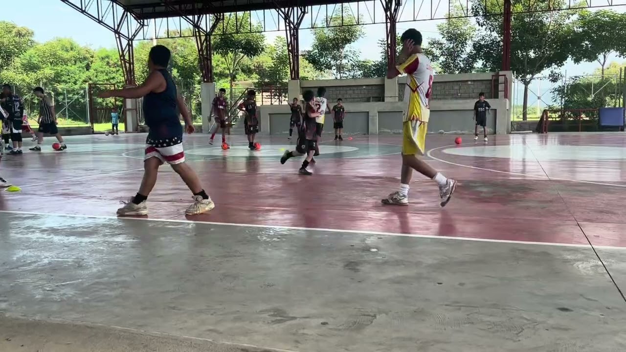 PRACTICAS-DE-FUTBOL-DE-SALÓN-SALIDAS-LANZAMIENTO-PASE-CONTROL-ROTACIÓN-REMATE 