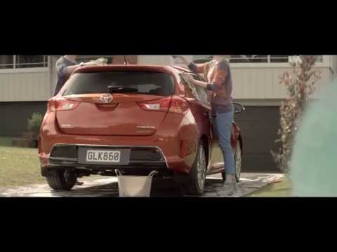 Video: Hus Til En Kat Som En Reklame For En Nissan-bil