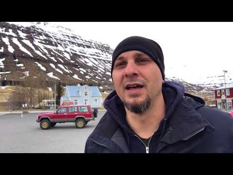 Исландия. Дома не закрывают. Машины не глушат.