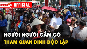 Người dân tay cầm cờ tổ quốc nô nức xếp hàng tham quan Dinh Độc Lập | SGTV