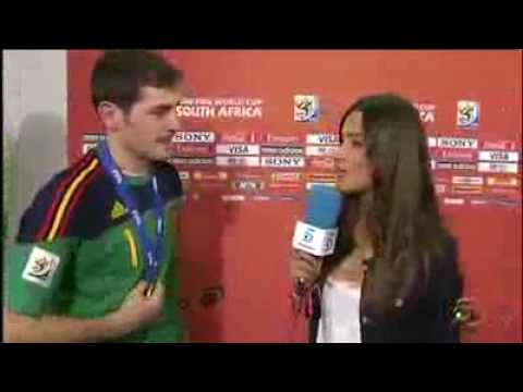 Spagna Campione del Mondo: Casillas bacia giornalista (che è la sua ragazza)