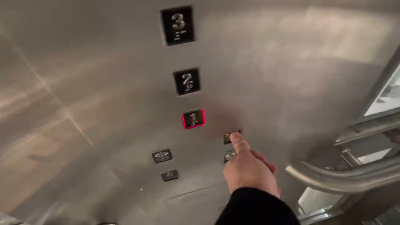 CEE Hydraulic Elevator @ Roots in CF Toronto Eaton Centre (Downtown)