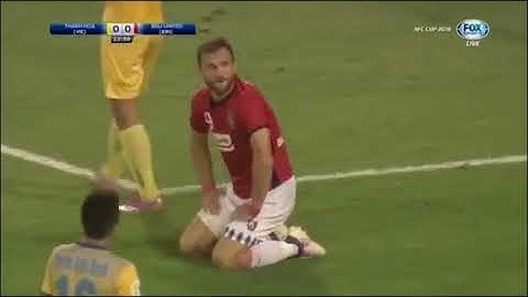 Thủ môn Tiến Dũng cứu thua như De Gea trước Bali United