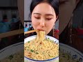 Chika linda oriental comiendo spaguetti