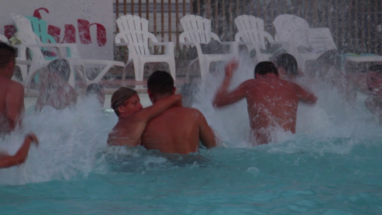 POOL PARTY capfun pomme de pin