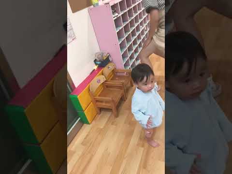 狸狸上課真的不哭不鬧了.只會頻頻回頭看爸爸.