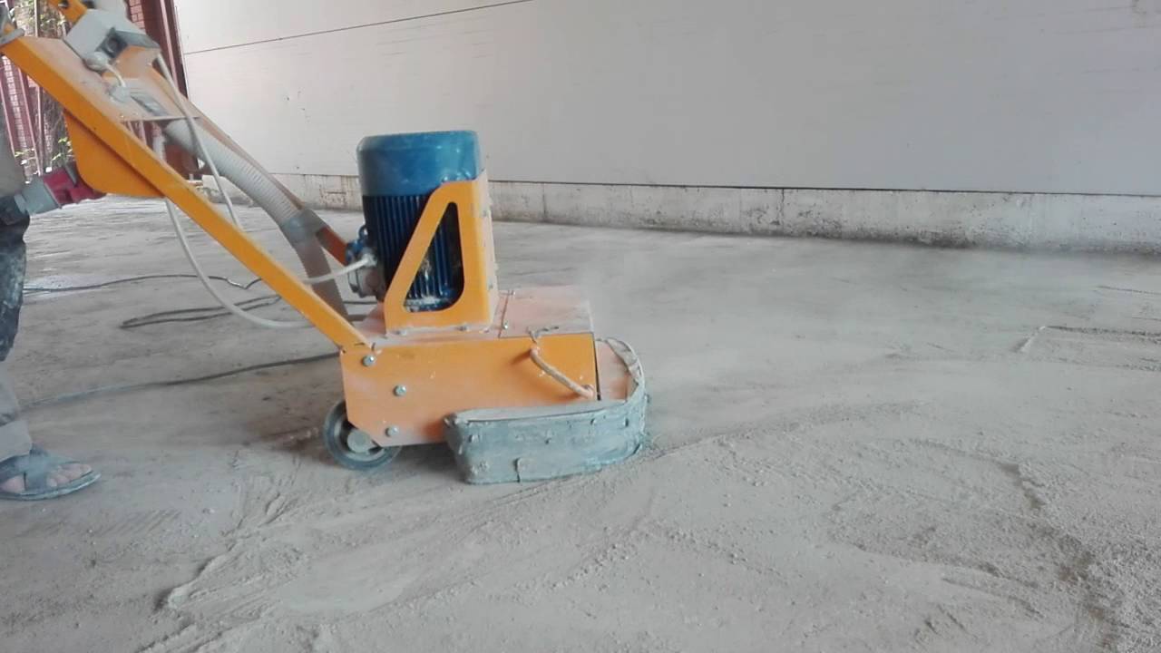 Шлифуется старый бетон в паркинге алмазными франкфуртами.