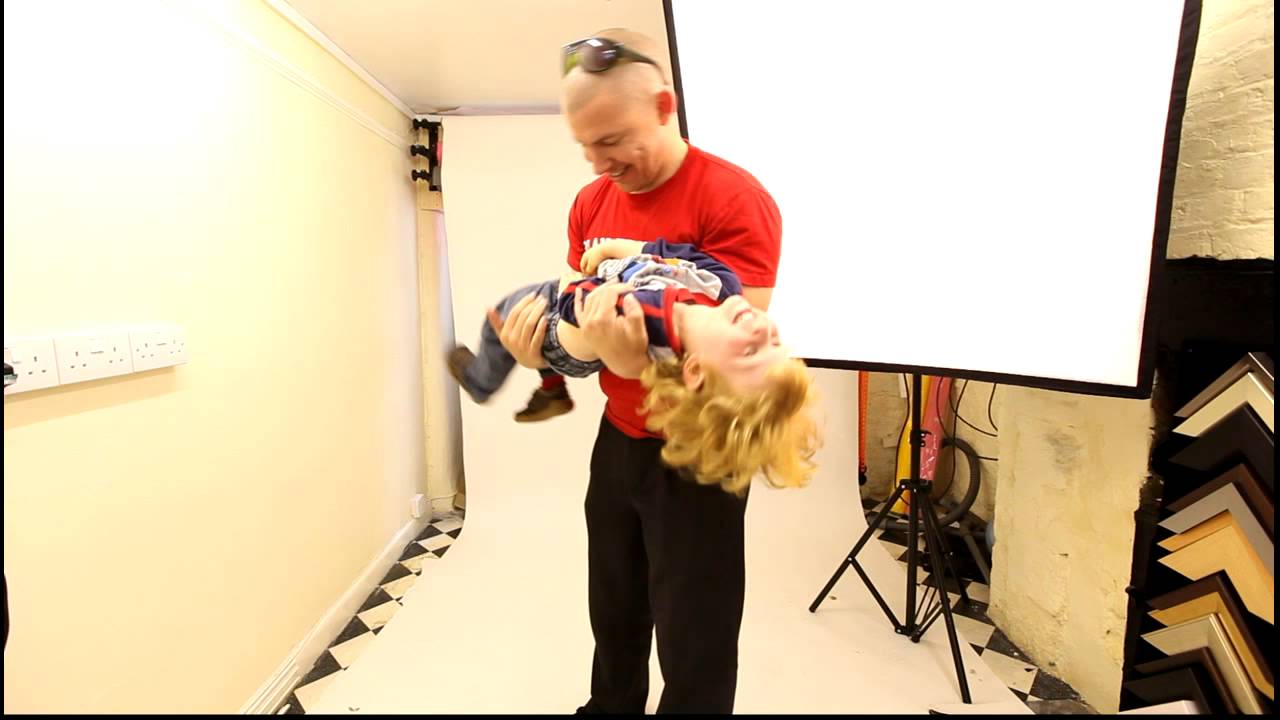 Джозефа щекочут в студии